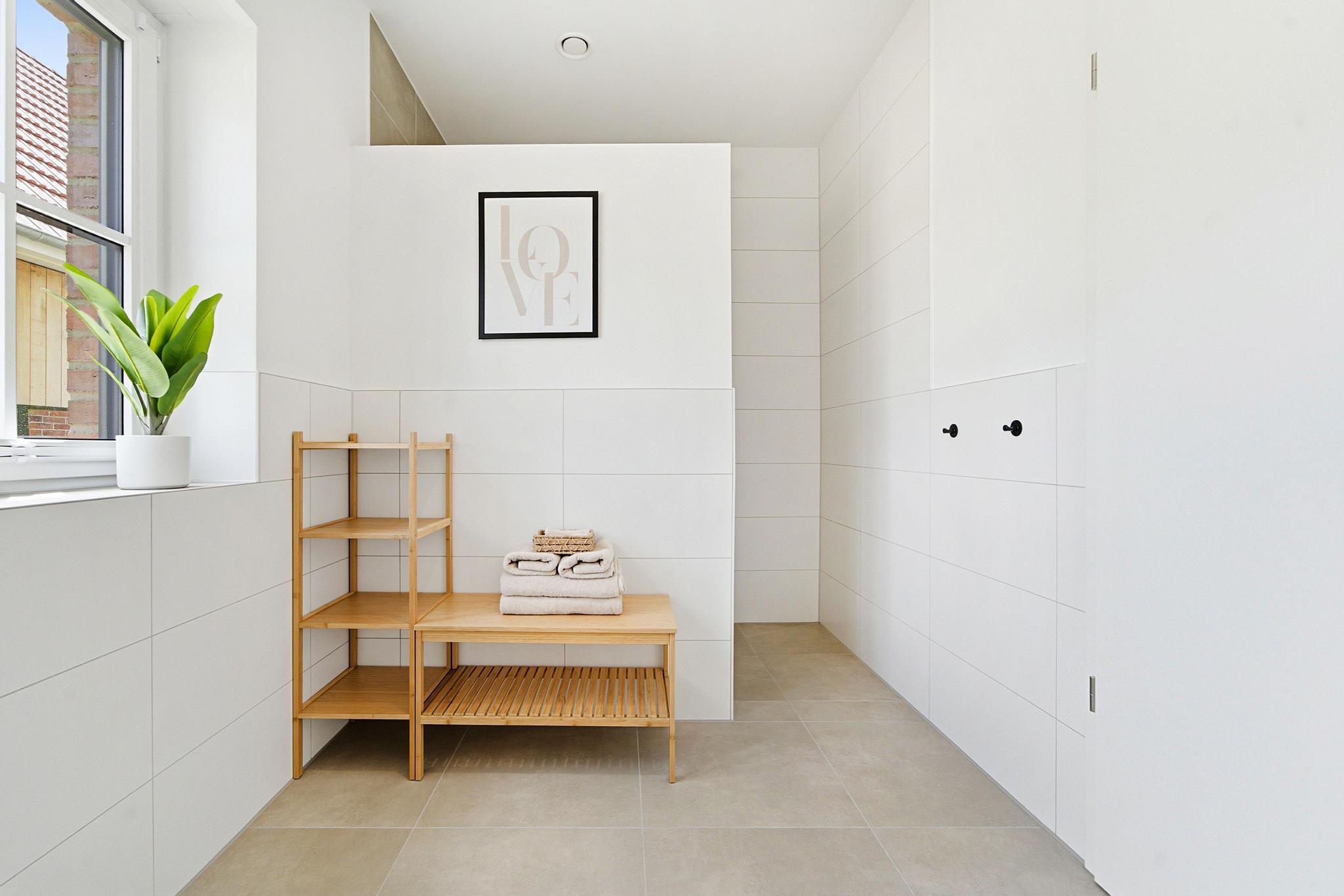 Badezimmer mit ebenerdiger Dusche