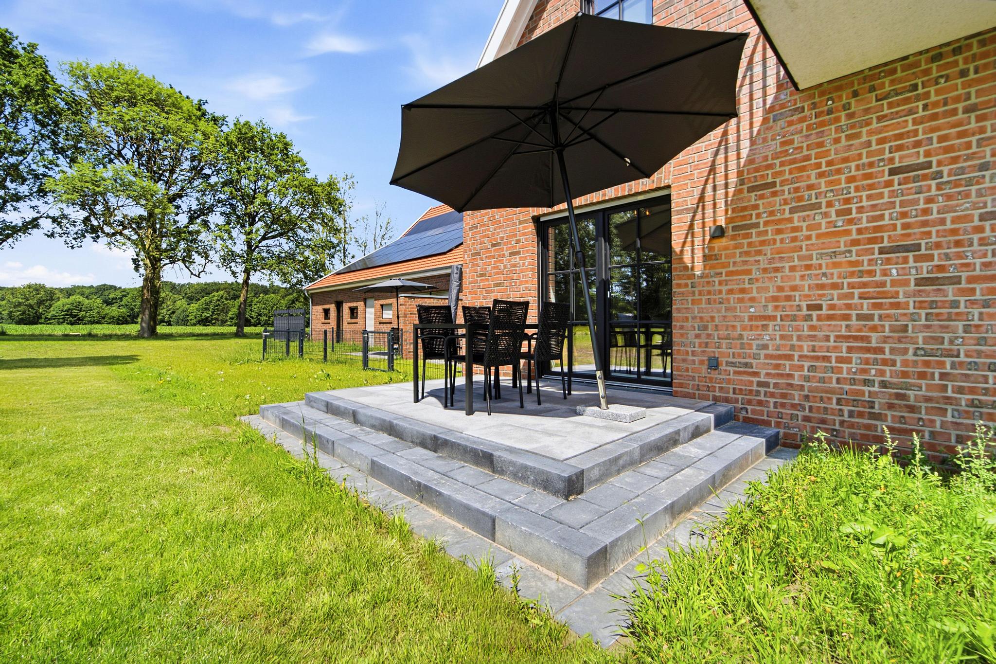 Terrasse mit Terrassenmöbeln und Sonnenschirm