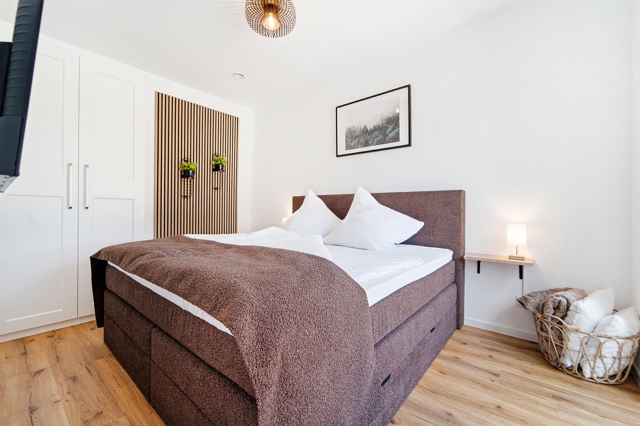 Bequemes Kingsize-Doppelbett im Schlafzimmer