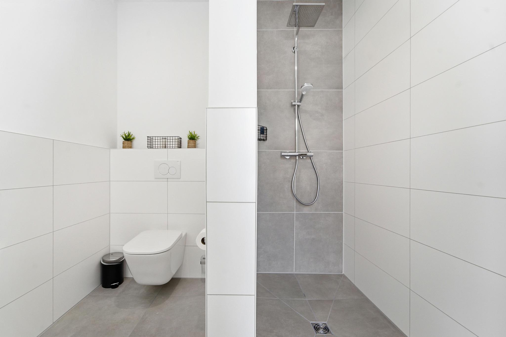 Badezimmer mit ebenerdiger Dusche