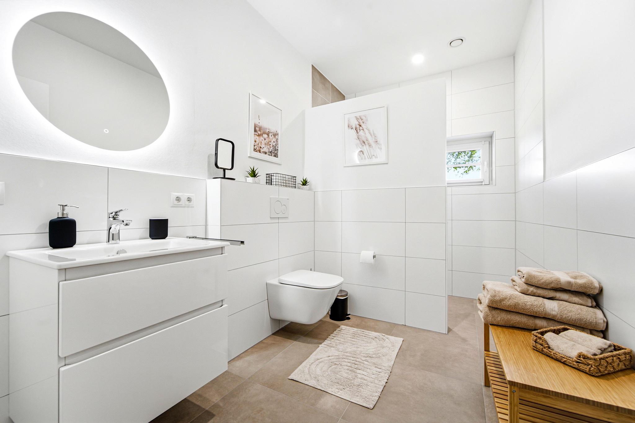 Badezimmer mit ebenerdiger Dusche