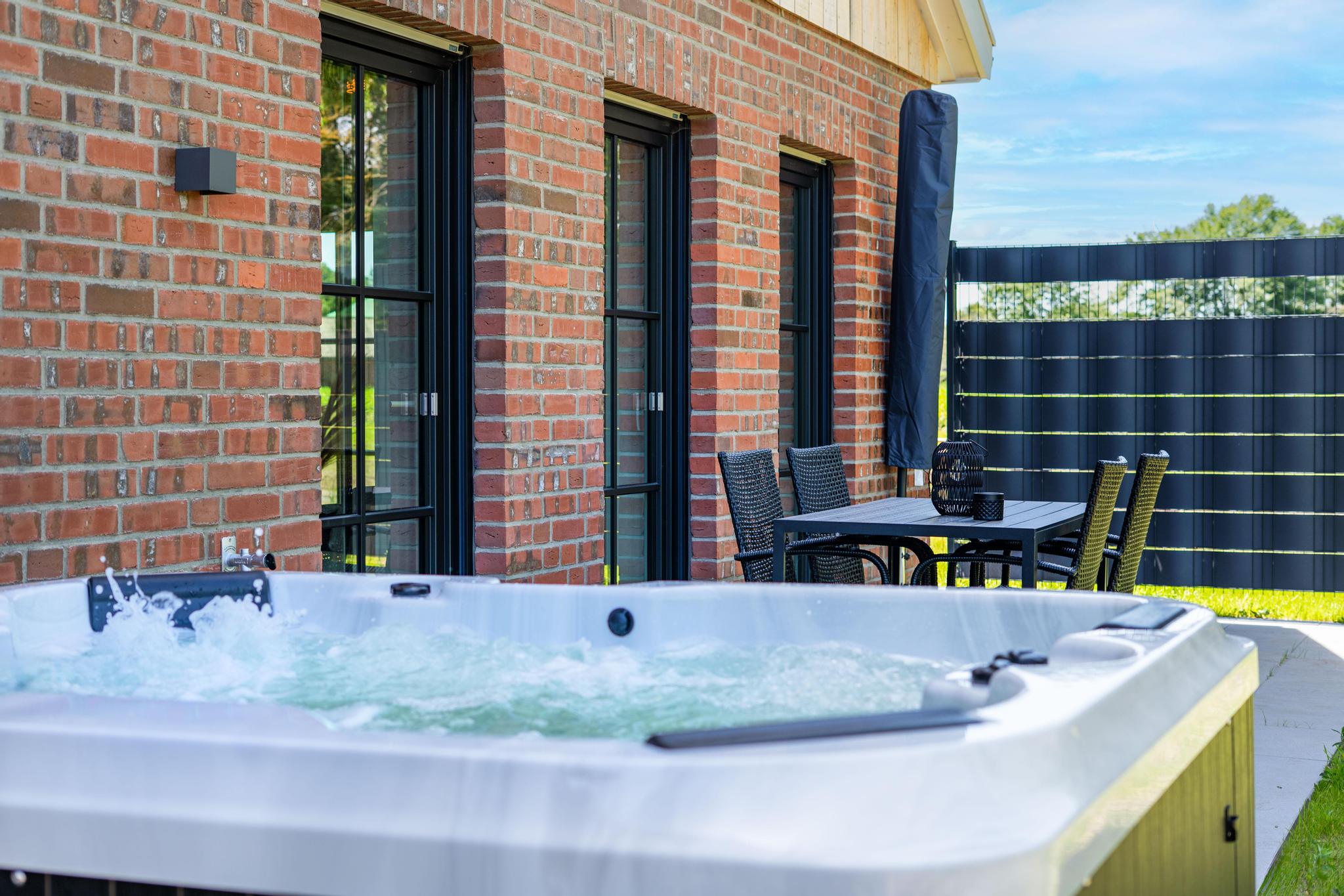 Entspannen im privaten Whirlpool auf der Terrasse