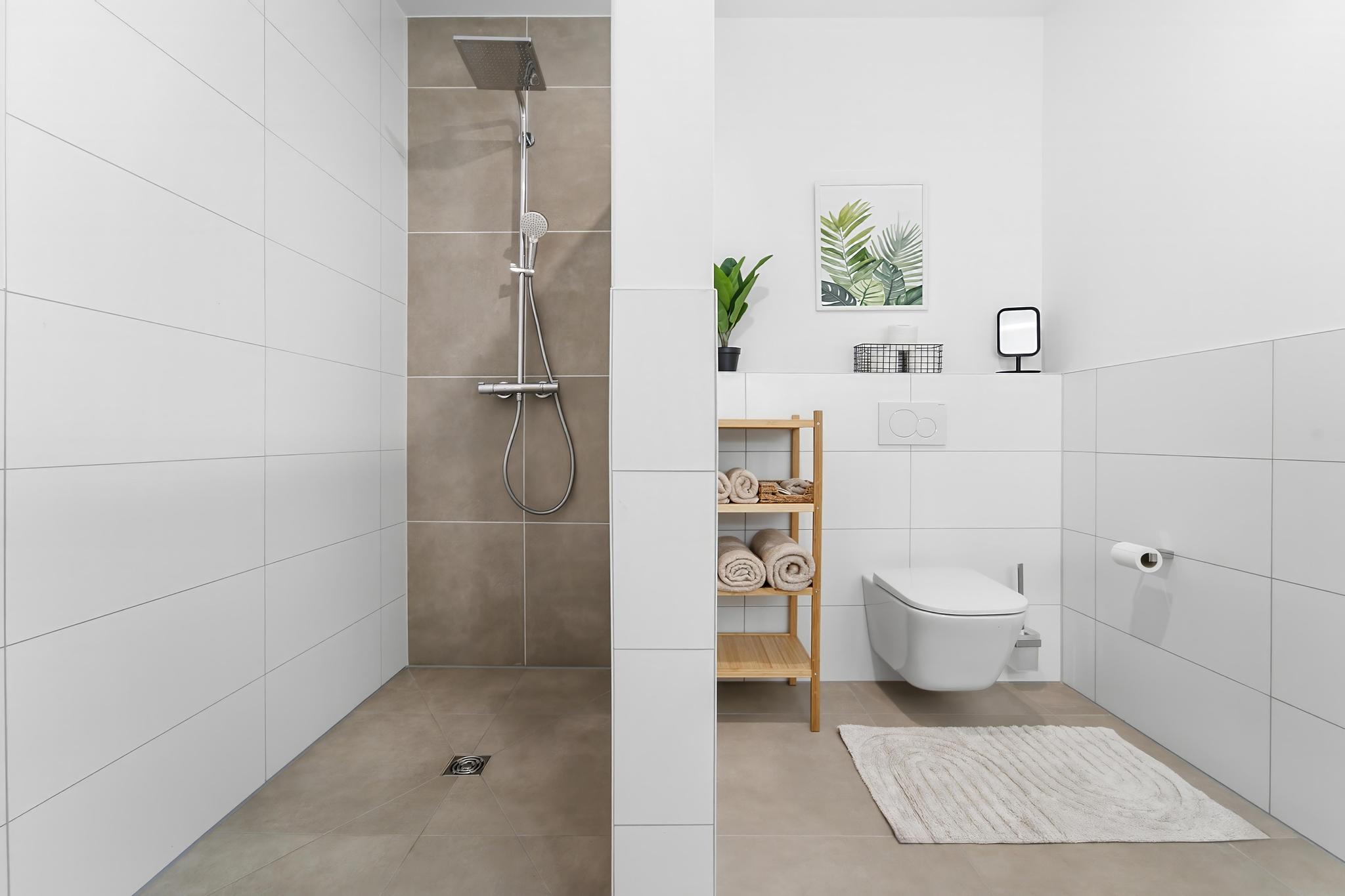 Großes Badezimmer mit ebenerdiger Dusche