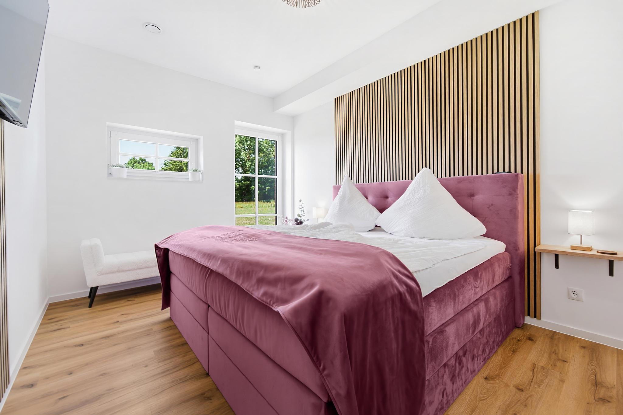 Bequemes und großes Kingsize Bett im Schlafzimmer